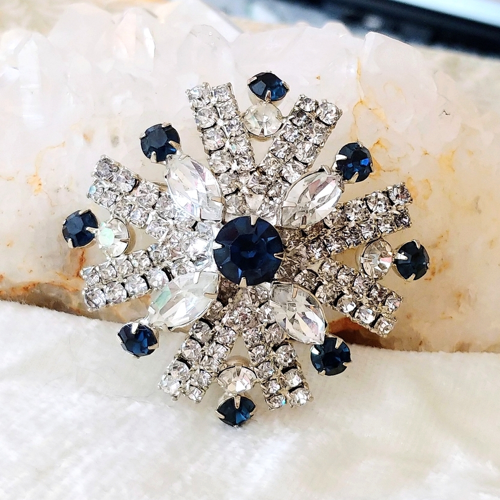 Dazzling Large Vintage High-End Rhinestone Snowflake Starburst Brooch Pin